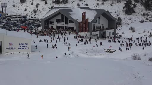 Sezonun en erken açan Denizli Kayak Merkezi yerli ve yabancı turistlerin akınına uğradı