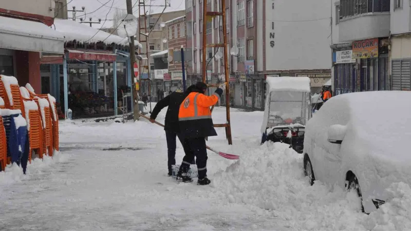 Bulanık’ta kar yağışı: 89 yerleşim yerinin yolu kapandı