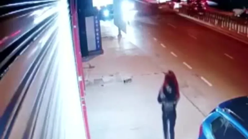 Eyüpsultan’da üniversiteli kıza taşla saldıran sanığa yakalama kararı