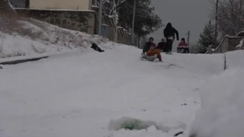 Yozgat’ta karın keyfini çocuklar kızakla kayarak çıkardı