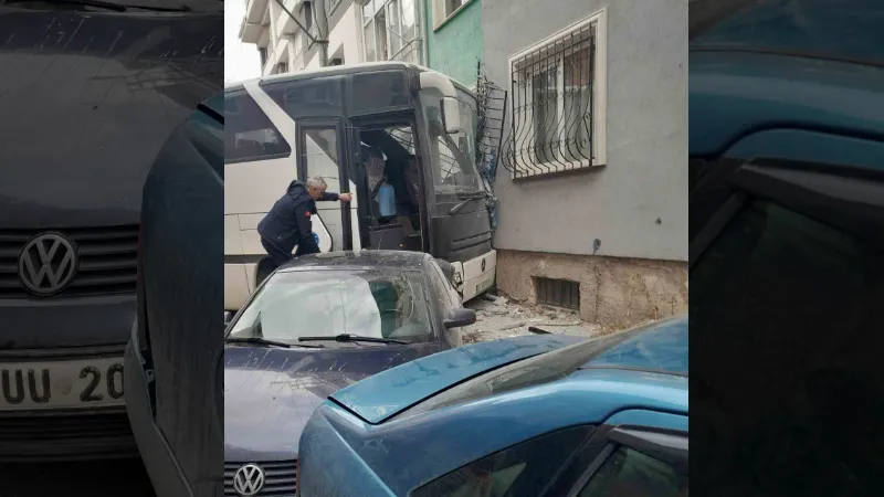 Kütahya’da freni boşalan midibüs önce park halindeki iki otomobile sonra da bir apartmanın duvarına çarptı
