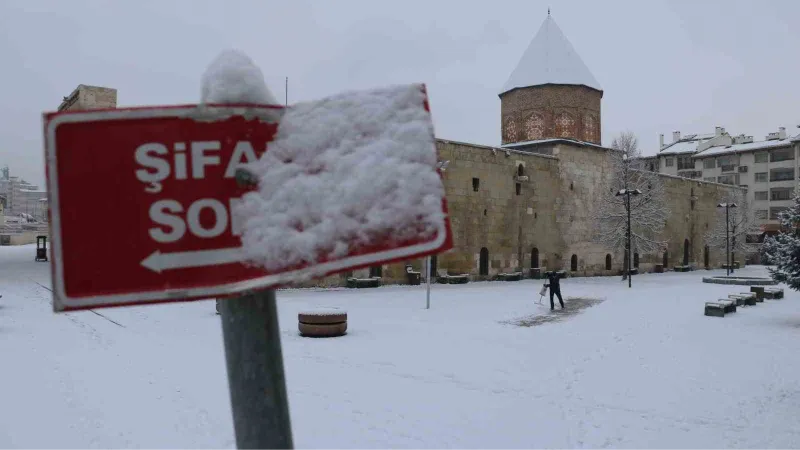 Tarihi kent merkezi gelinliğini giydi