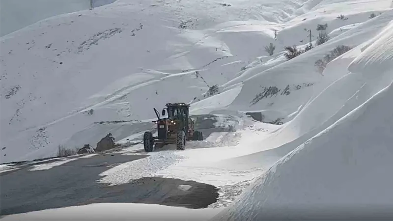 Hakkari’de 10 yerleşim yeri ulaşıma kapandı