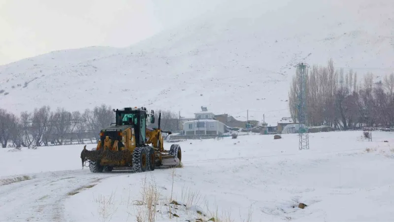 Ağrı’da "Kar Kaplanları" kapanan yollar için seferber oldu