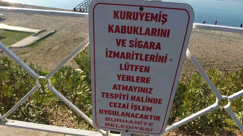 Burhaniye’de şaka gibi uyarı levhası