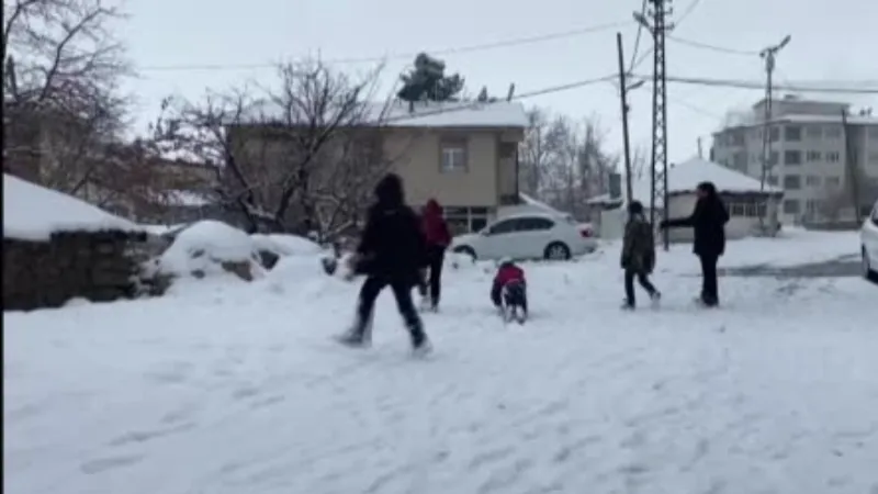 Karlıova’da beklenen karın yağması en çok çocukları sevindirdi