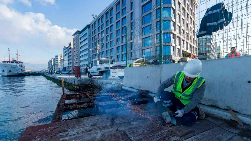 Konak’taki çürüyen seyir terasları sökülüyor