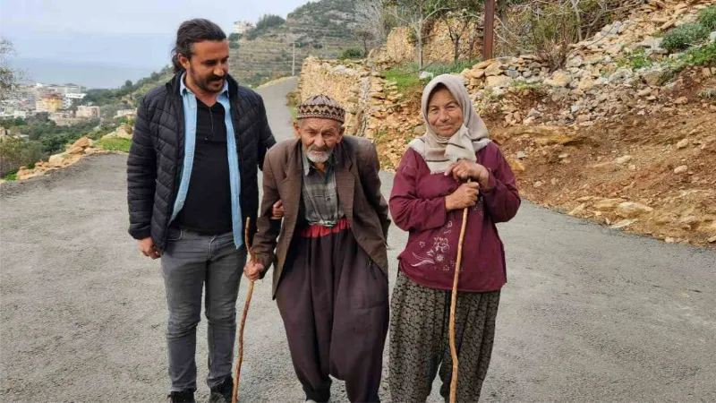 Alanya’da yaşlı çiftin yol sorunu beton dökülerek çözüldü