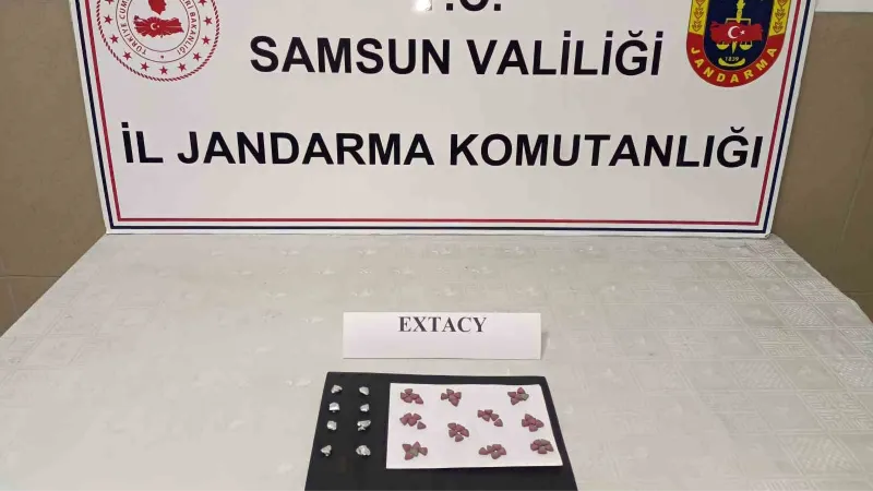 Aracında 8 paket halinde zulalanmış uyuşturucu hapla yakalandı