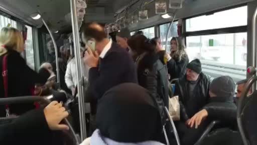 Metrobüste edilen "Telefonumu çaldın" kavgası kamerada