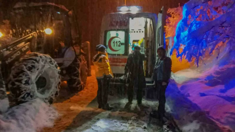 Ünye’de karla kaplı yolda ekipler, hasta kadın için seferber oldu