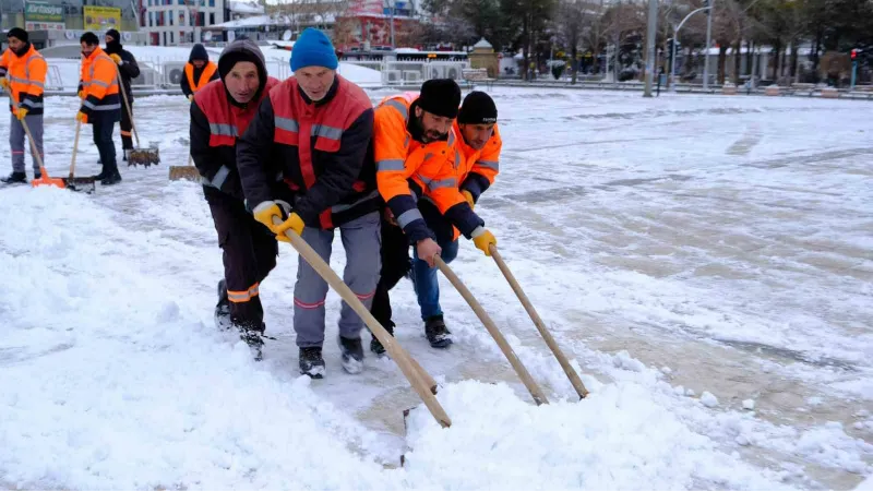 Erzincan yağan karla beyaza büründü