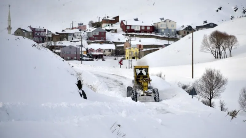 Erzincan’da kar ve tipiden 471 köy yolu ulaşıma kapandı