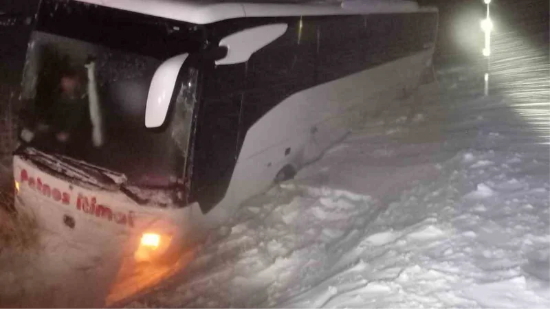 Kara saplanan otobüsteki yolcular kurtarıldı
