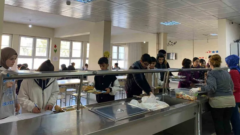 Silopi’de 10 bin 200 öğrenciye ücretsiz yemek verildi