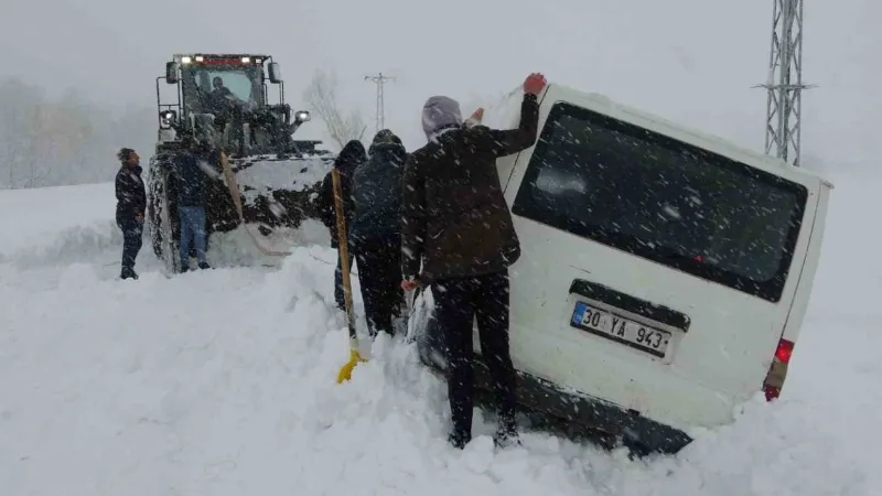 Kara saplanan araçtaki 3 kişi, 3 saat sonra kurtarıldı