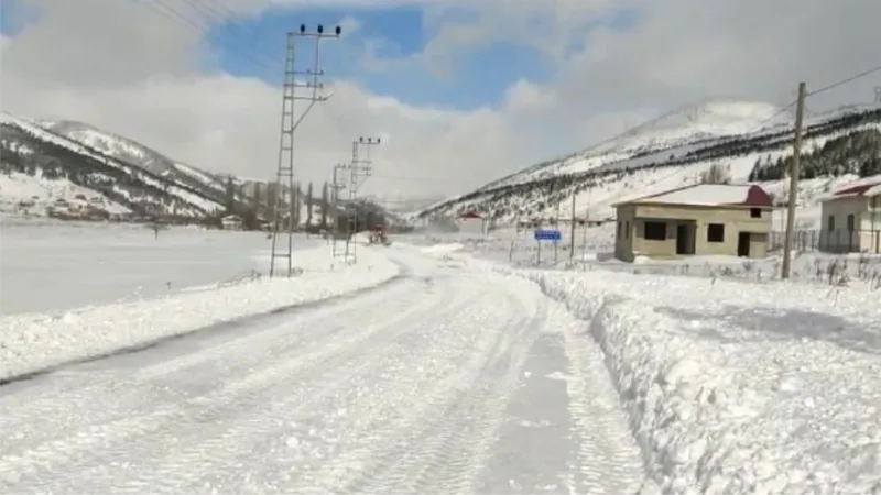 Tufanbeyli Tomarza yolu tipi nedeni ile trafiğe kapatıldı