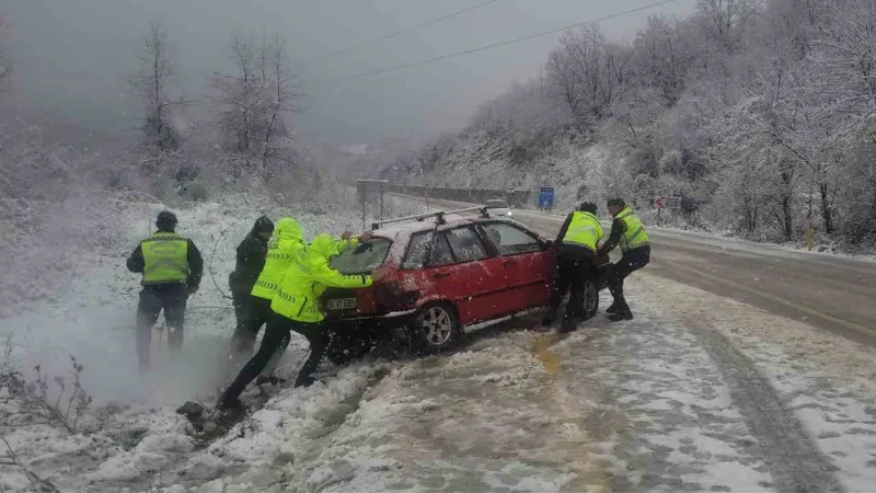 Kar yağışı sebebiyle şarampole kayan aracı, jandarma ve polis ekipleri iterek kurtardı