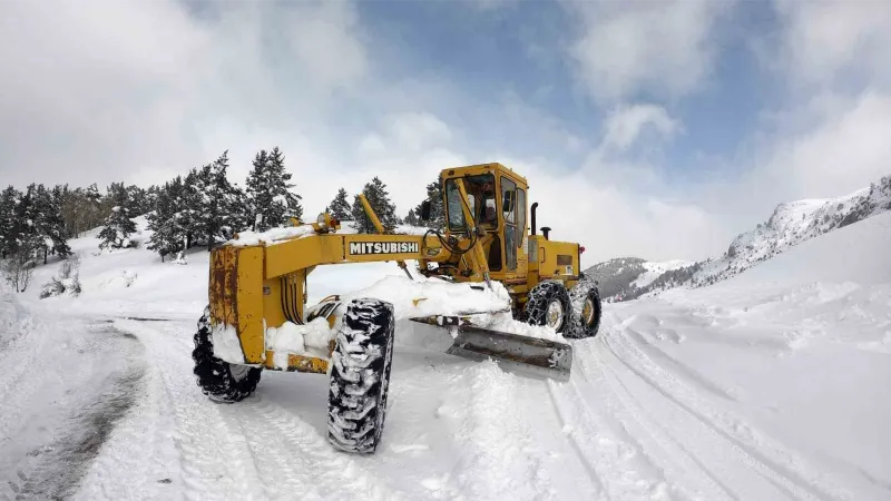 Bayburt’ta kar ve tipiden kapanan 30 köy yolu ulaşıma açıldı