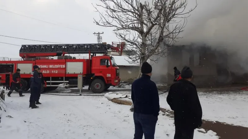 Kütahya’da ’Köy odası’ alev alev yandı