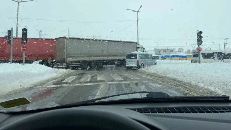 Tatvan’da tır ile minibüs çarpıştı: 3 yaralı