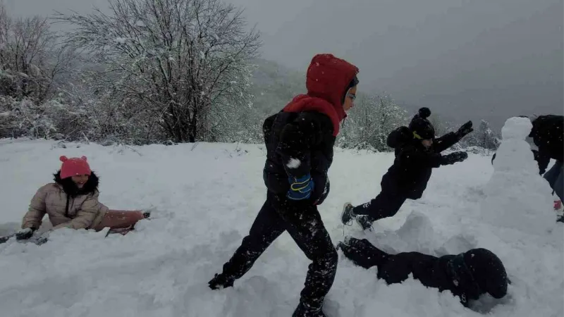 Yüksek kesimlere yağan kar en çok çocukları sevindirdi