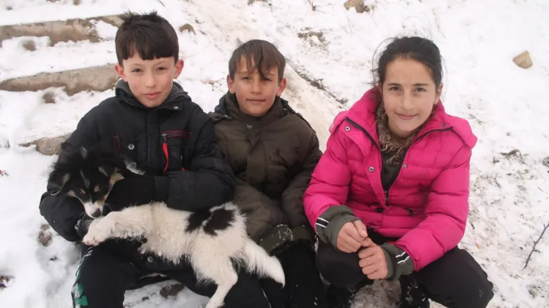 Bayburt’ta çocukların kar eğlencesi