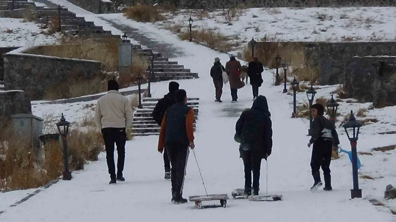 Kars’ta kızaklarını kapan çocuklar yokuşlara koştu