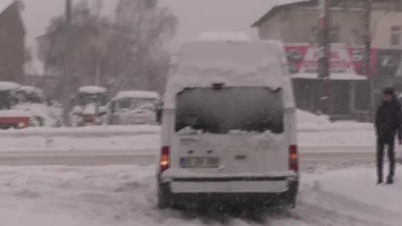 Erzurum’da etkisini gösteren kar yağışı, araç şoförlerini zor durumda bıraktı