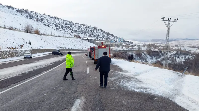 Kayganlaşan yolda kontrolden çıkan otomobil şarampole devrildi: 6 yaralı