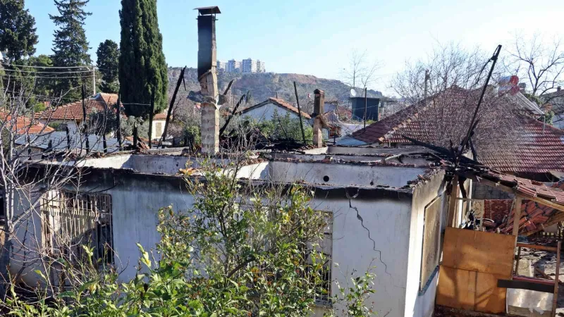 Antalya’da gecekondu yangını: 2 ölü