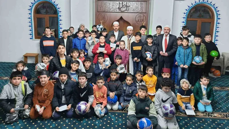 Sömestr tatilinde namaz kılan öğrencilere hediyeler dağıtıldı