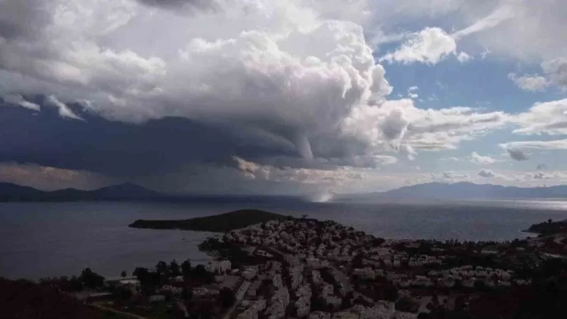 Bodrum’da denizde bir anda beliren hortumun ardından dolu ve sağanak bastırdı