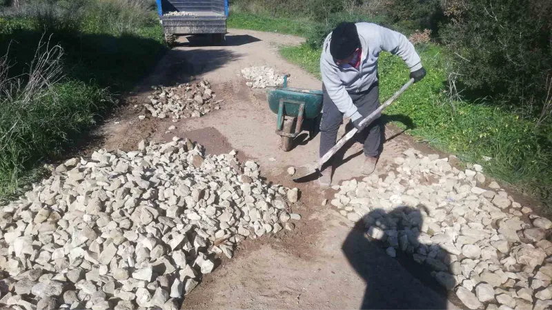 Datça Belediyesi’nden ümitlerini kesen köylüler kendi yollarını kendileri yapmaya başladı