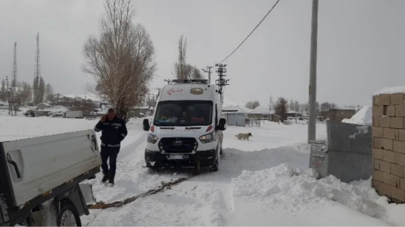 Hasta almaya giden ambulans kara saplandı