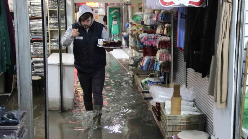 İzmir Kemeraltı’nı yine su bastı, esnaf belediyeye tepki gösterdi