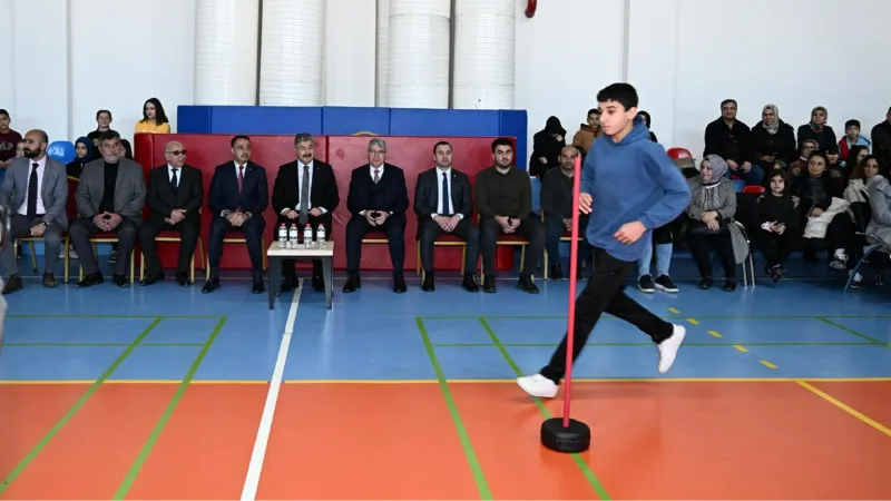 Osmaniye’de yetenekli sporculara malzeme dağıtıldı