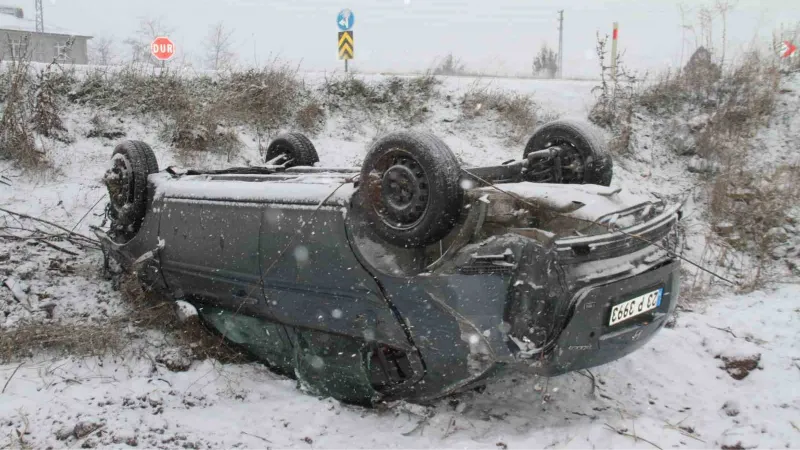 Elazığ’da şarampole yuvarlanan otomobil ters döndü: 4 yaralı