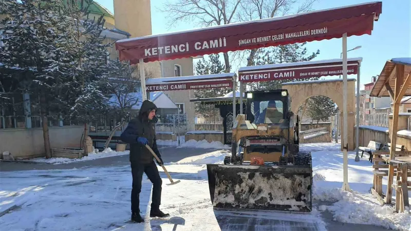 Bayburt Belediyesinin kar mesaisi aralıksız devam ediyor