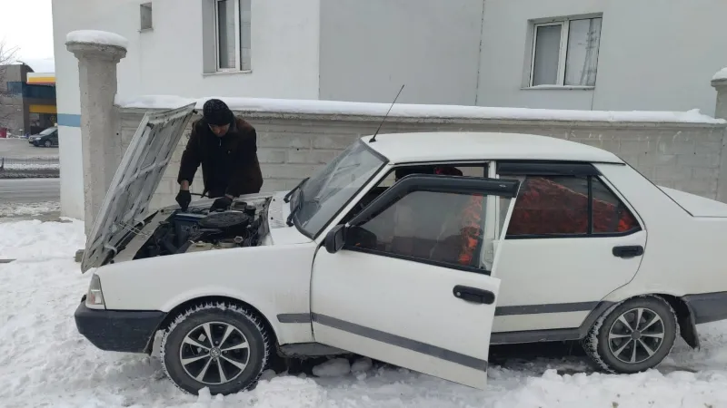 Aşkale’de onlarca araç soğuk yüzünden çalıştırılamadı