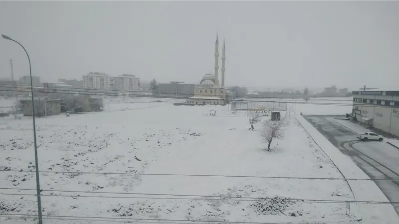 Yavuzeli’nde yılın ilk kar yağışı başladı