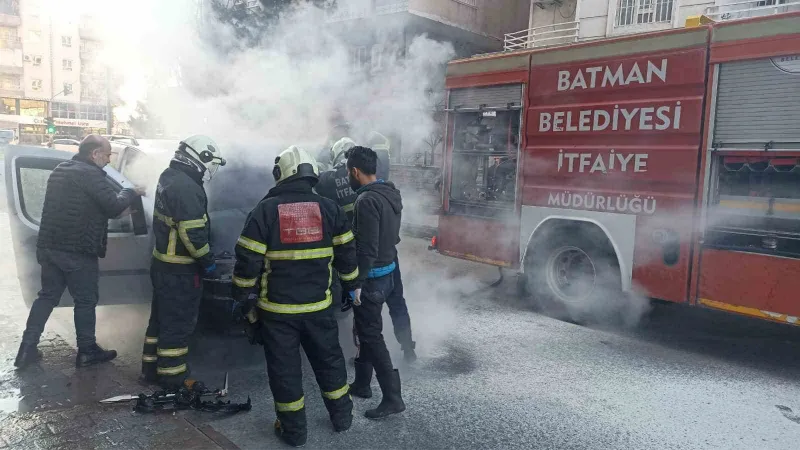 Batman’da seyir halindeki araç alev aldı