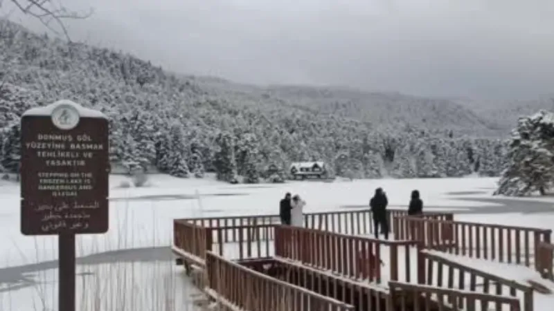 Bolu’nun incisi Gölcük buz tuttu