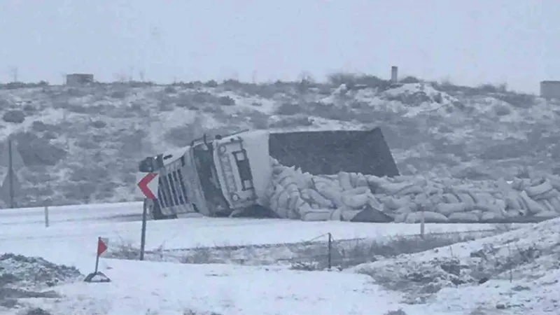 Karlı yolda devrilen tır, yolu trafiğe kapattı