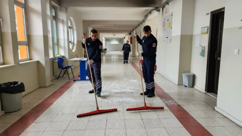 Zeytinburnu’nda tertemiz okullar öğrencileri bekliyor