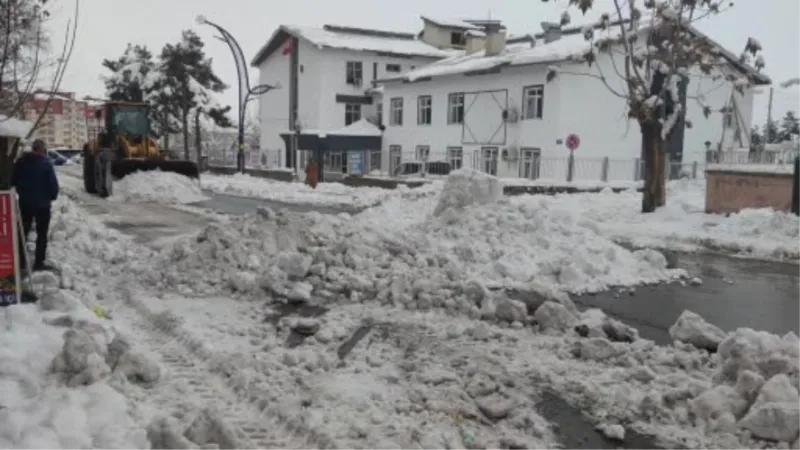 Bingöl’de 1,5 metrelik buz sarkıkları oluştu