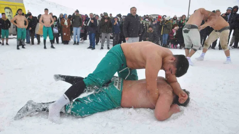 Karda güreş tuttular, soğuk havaya meydan okudular