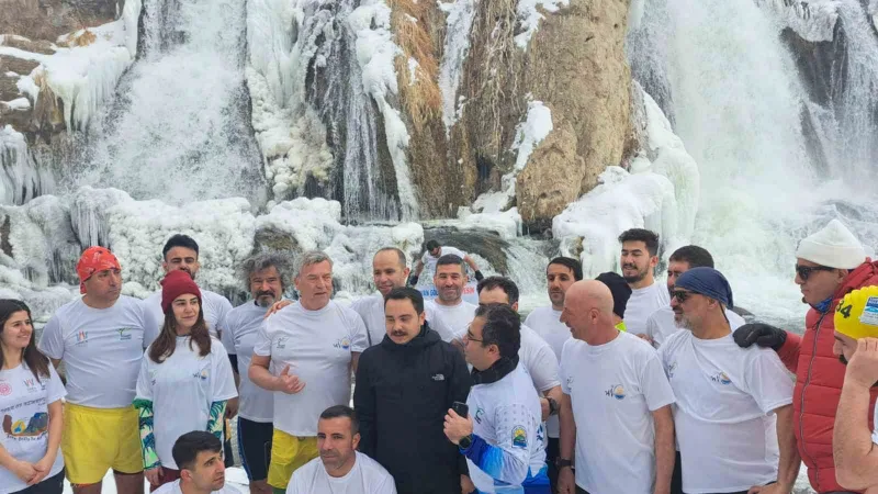 Aktivistler bölgenin kış turizmine dikkat çekmek için eksi 15 derece dondurucu suya girdiler