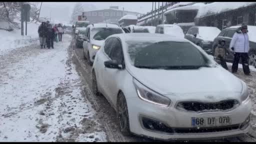 Uludağ’a akın eden tatilciler, trafikte uzun kuyruklar oluşturdu