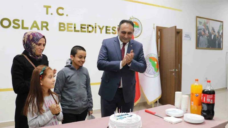 Kanser hastası çocuğa, belediye başkanının sürpriz doğum günü